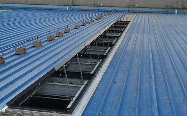 某城市大型商业综合体中庭宁强排烟窗工程