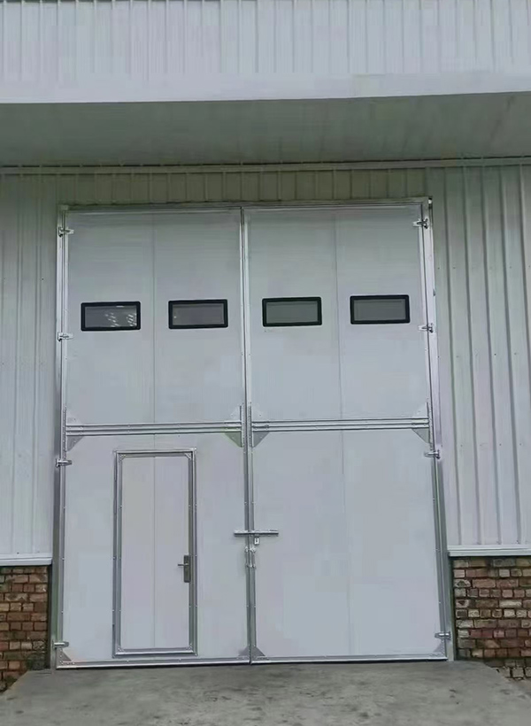 宁强工业门在设备装配车间出入口的实施记录